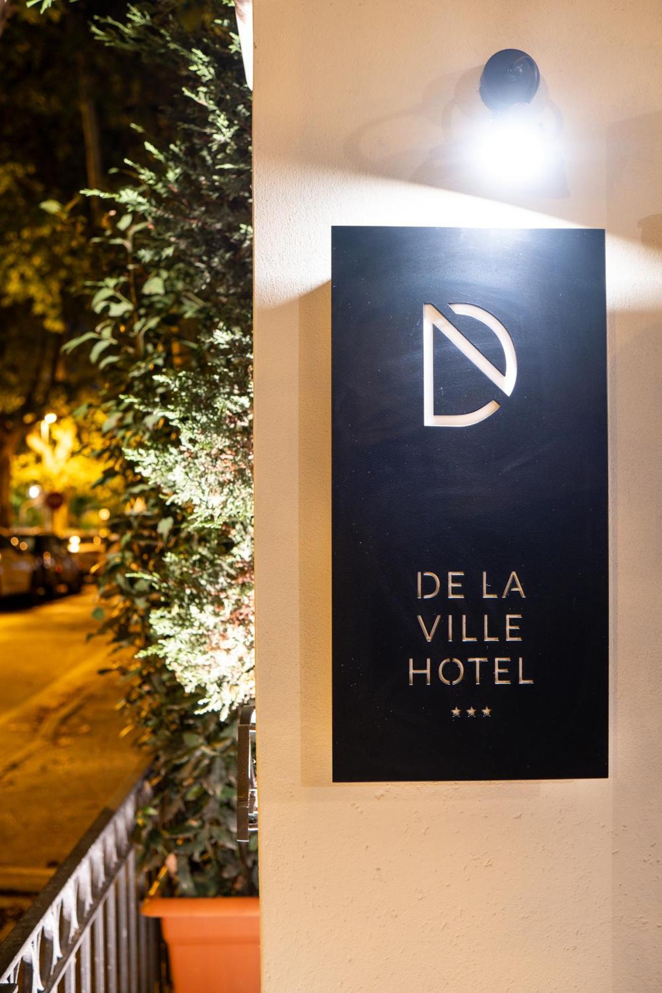 De La Ville Hotel Cattolica Luaran gambar